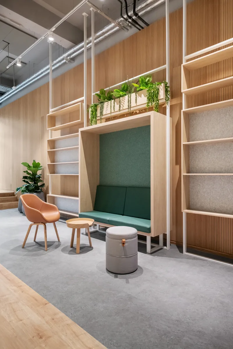 wineo Referenzobjekt AOK Rheinland-Hamburg wineo Referenzobjekt AOK Rheinland-Hamburg moderne Einrichtung wineo PURLINE Bioboden Holzoptik Fußboden Fliesen Betonoptik Hocker Stühle Bänke