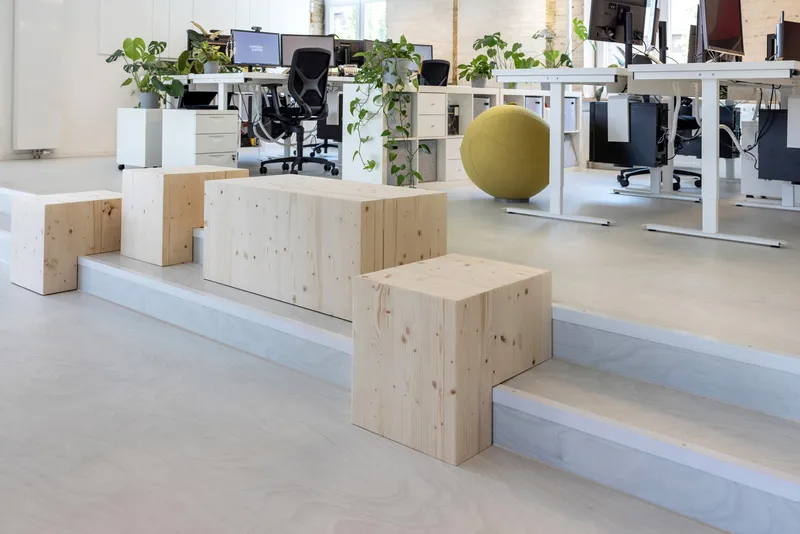 wineo PURLINE Bioboden wineo PURLINE Bioboden in heller Holzoptik im Büro mit höhenverstellbaren Schreibtischen und Holzsitzbänken