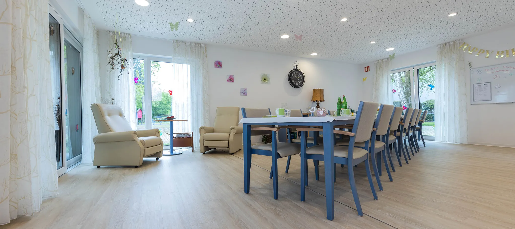 wineo PURLINE Bioboden wineo PURLINE Bioboden im Altenheim Generationenpark Sessel Esstisch Stühle Aufenthalstraum Fußboden Bodenbelag Holzoptik