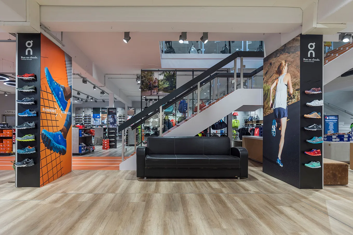 wineo Purline Bioboden Holzoptik Sportgeschäft Schuhe Warenpräsentation