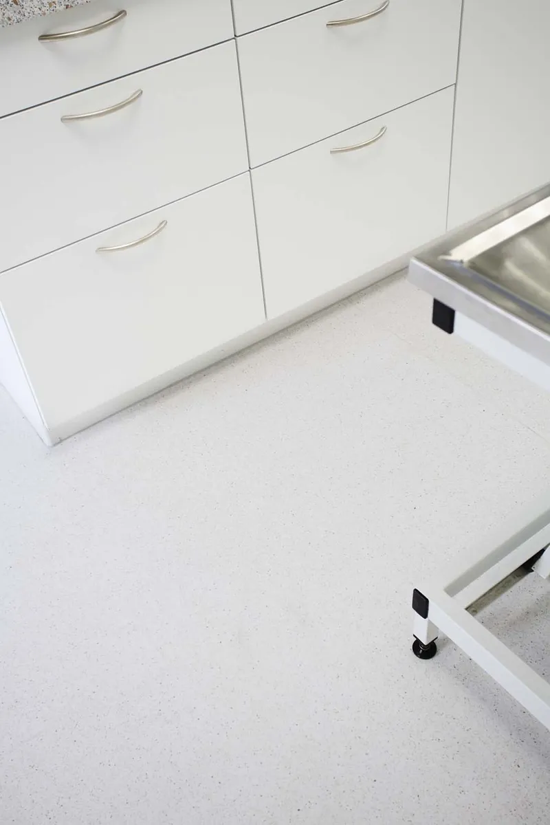 wineo PURLINE Bioboden wineo PURLINE Bioboden in der Tierklinik Lüdinghausen mit weißen Schränken und einem Behandlungstisch