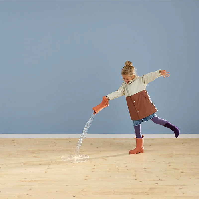 wineo 1000 PURLINE Bioboden Holzoptik blaue Wand Wasser Gummistiefel Kind