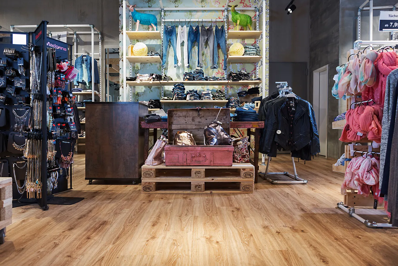 wineo Purline Bioboden Holzoptik Warenpräsentation Modegeschäft