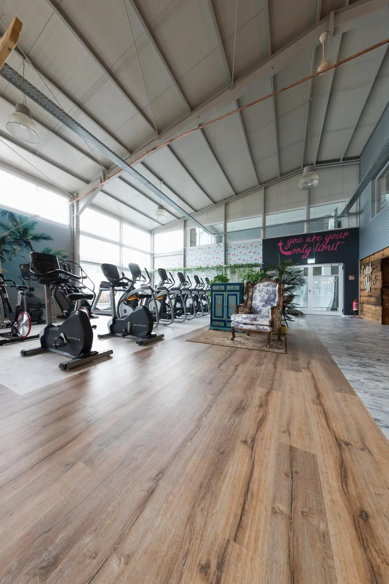 wineo Bodenbelag wineo Bodenbelag im Fitnessstudio Sportboden Holzoptik mittel