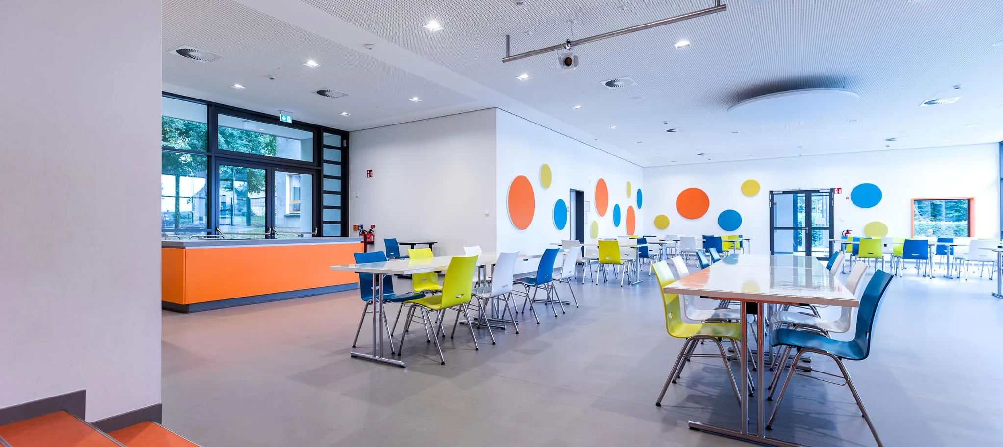 wineo PURLINE Bioboden hell Schule Kantine Aula moderne Einrichtung