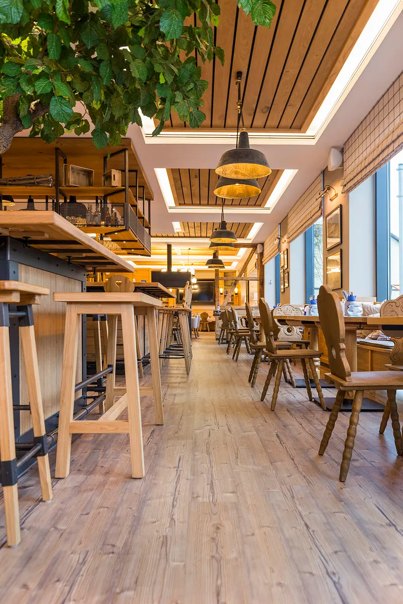 wineo Purline Bioboden  wineo Purline Bioboden Holzoptik Bar Hotel Holz Westernstyle rustikal Lounge Pflanzen