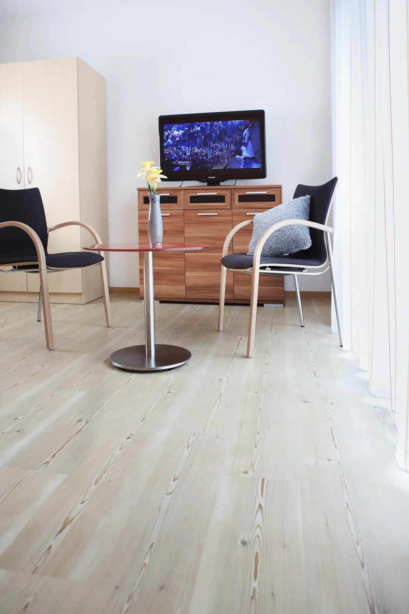 wineo PURLINE Bioboden im Seniorenheim Fernseher Stühle Tisch moderne Einrichtung Holzoptik Fußboden