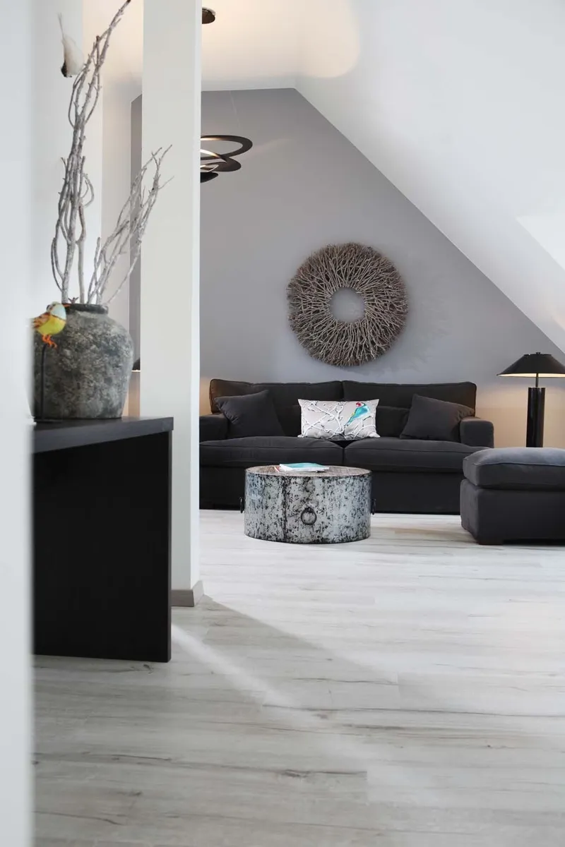 wineo Purline Bioboden  wineo Purline Bioboden Holzoptik hell dunkle Möbel Wohnbereich gemütlich Hotel