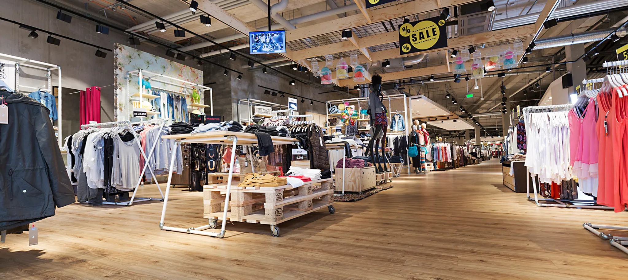 wineo Purline Bioboden  wineo Purline Bioboden Holzoptik Kleidung Warenpräsentation Modegeschäft