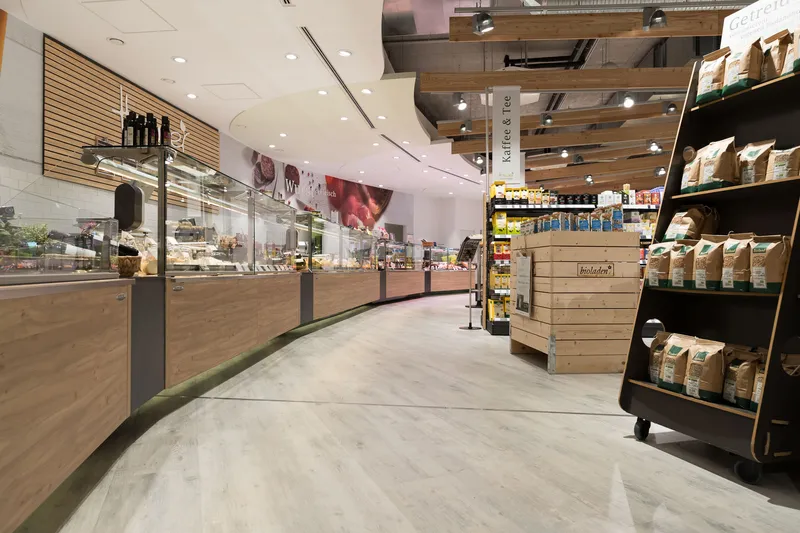 wineo Purline Bioboden  wineo Purline Bioboden Holzoptik Regal Holz Lebensmittel Fleischtheke Biomarkt