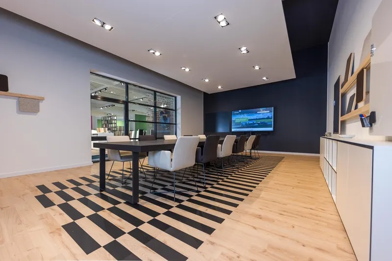 wineo workspace wineo workspace PURLINE Bioboden Meetingraum Besprechungsraum moderne Einrichtung Fußboden Bodenbelag Büro Besprechungstisch Designerstuhl