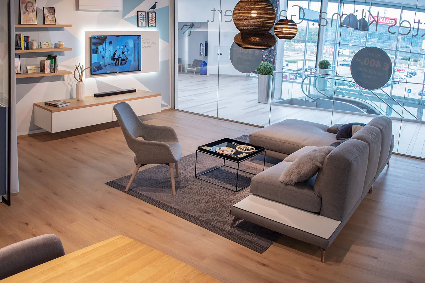 wineo Purline Bioboden Holzoptik Wohnzimmer Sofa Sessel grau Showroom