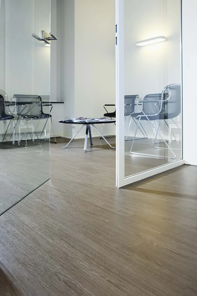 wineo Bodenbelag wineo Bodenbelag in Arztpraxis Wartezimmer Holzoptik moderne Einrichtung
