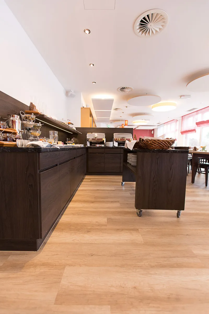 wineo Bodenbelag wineo Bodenbelag im Hotel Essbereich Restaurant rustikal Holzoptik Buffet
