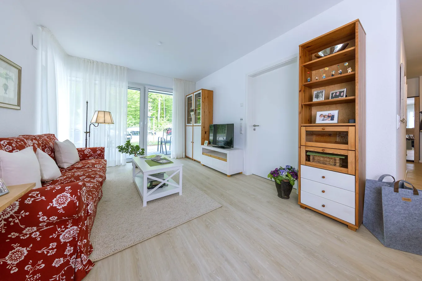 wineo PURLINE Bioboden Altenheim Generationenpark rustikale Einrichtung Bodenbelag Holzoptik Fußboden Schrank Sofa Sofatisch