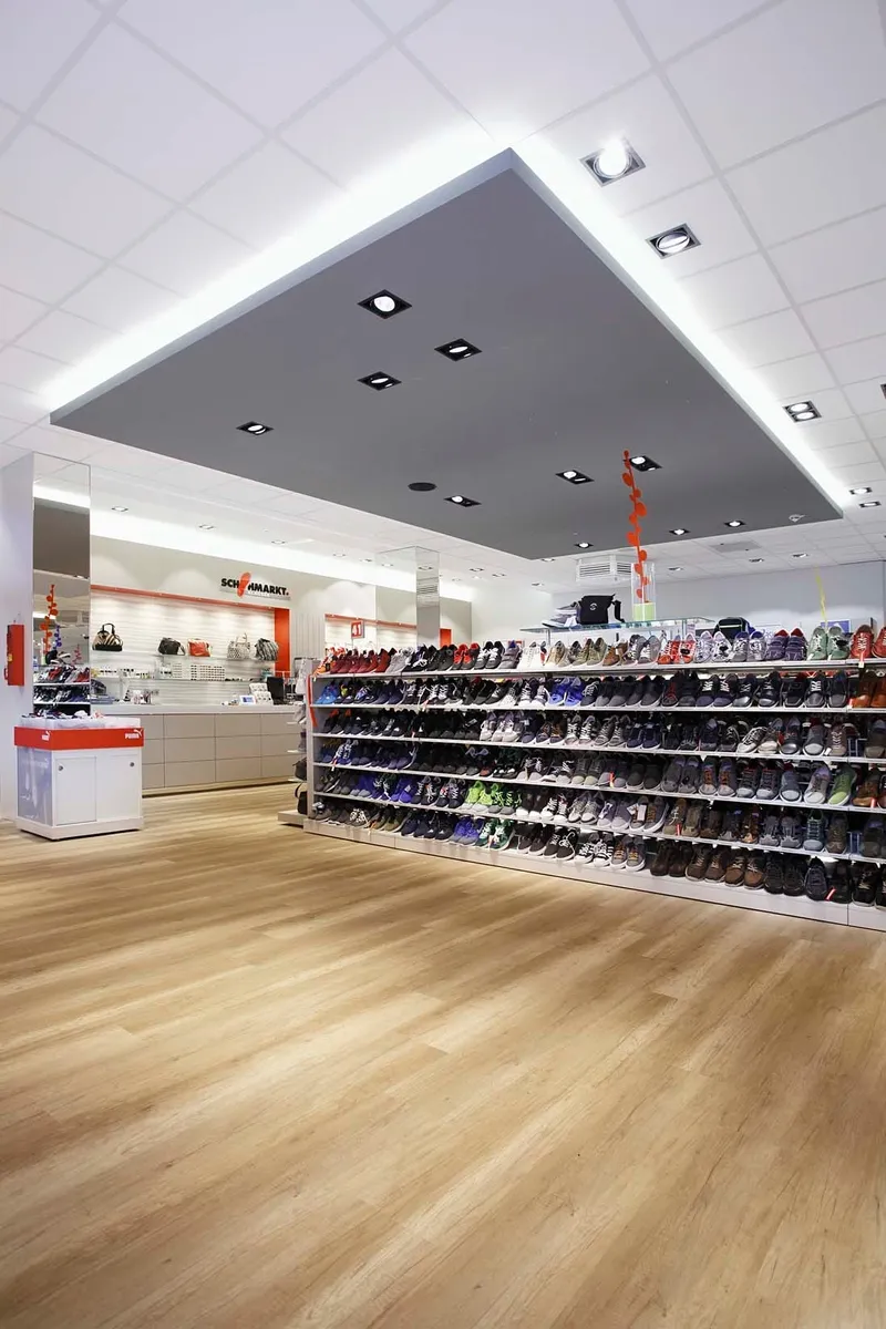 wineo Bodenbelag  wineo Bodenbelag hell Holzoptik Schuhgeschäft Schuhregal weiß