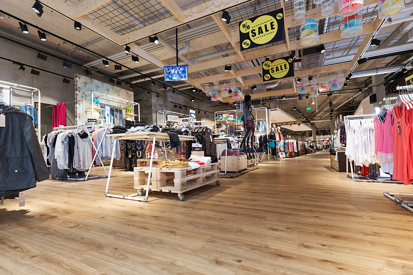 wineo Purline Bioboden Holzoptik Kleidung Warenpräsentation Modegeschäft