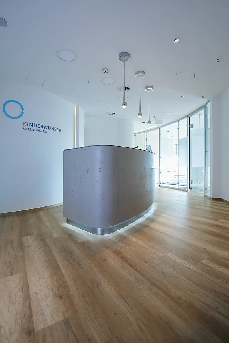 wineo Bodenbelag wineo Bodenbelag Empfangsbereich Tresen PURLINE Bioboden Holzoptik hell