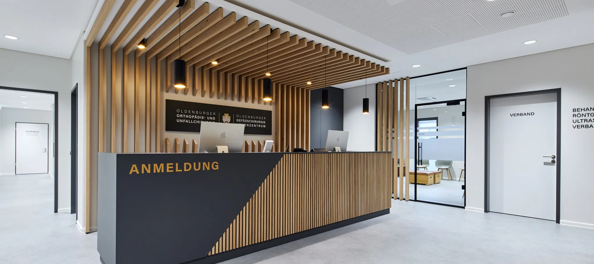 wineo PURLINE Bioboden Anmeldung in einer Arztpraxis mit modernem Tresen und grauem Betonfußboden